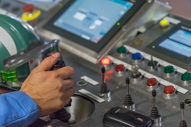 ** Podatek od robotów a alternatywne rozwiązania: Porównanie z bezwarunkowym dochodem podstawowym i polityką aktywnego rynku pracy.